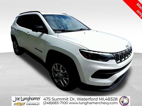 Used 2024 Jeep Compass Latitude w/ Sun and Sound Group AWD/4WD image 2