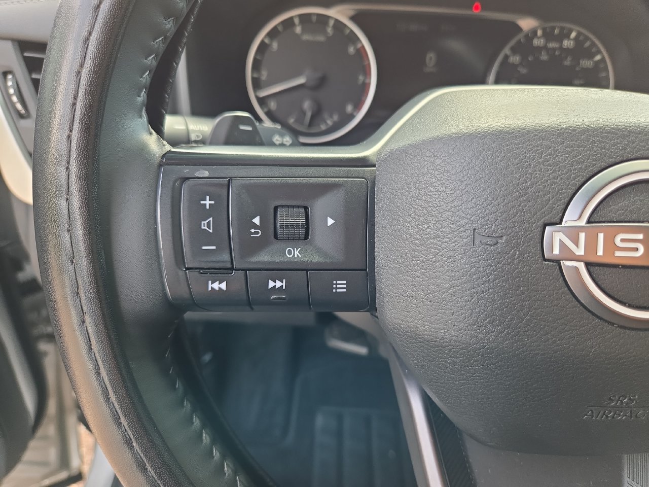 Used 2025 Nissan Rogue SV AWD/4WD image 11