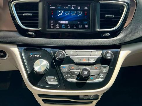 Used 2020 Chrysler Voyager L FWD image 29