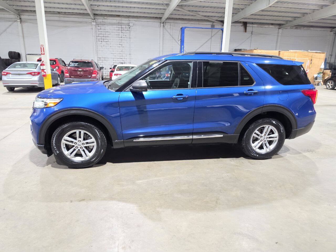 Used 2020 Ford Explorer XLT w/ Equipment Group 202A AWD/4WD image 4