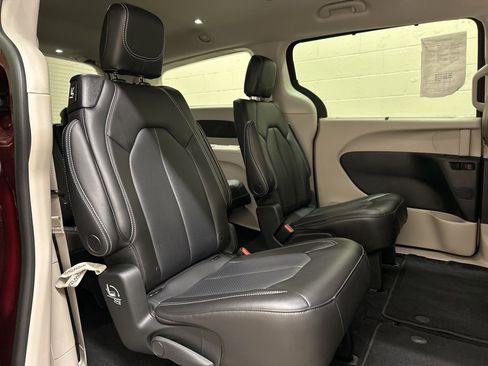 Used 2023 Chrysler Pacifica Touring-L image 11