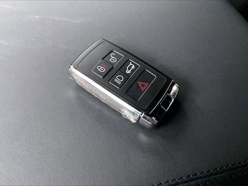 Used 2025 Land Rover Defender 90 X-Dynamic SE image 9