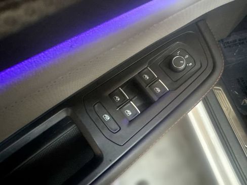 Used 2025 Volkswagen Atlas Peak Edition SE AWD/4WD image 16