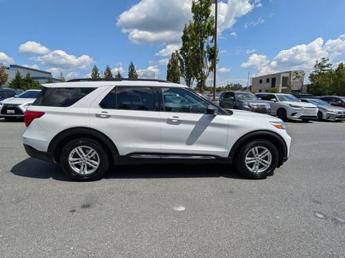 Used 2020 Ford Explorer XLT image 2