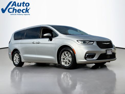 Used 2023 Chrysler Pacifica Touring-L FWD image 1