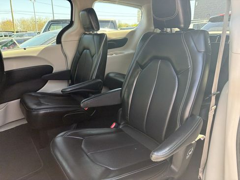 Used 2023 Chrysler Pacifica Touring-L AWD/4WD image 11