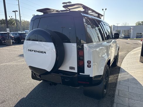 Used 2023 Land Rover Defender 90 X-Dynamic SE image 4