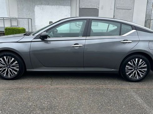 Used 2025 Nissan Altima 2.5 SV FWD image 8