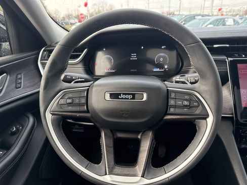 Used 2023 Jeep Grand Cherokee Limited image 19