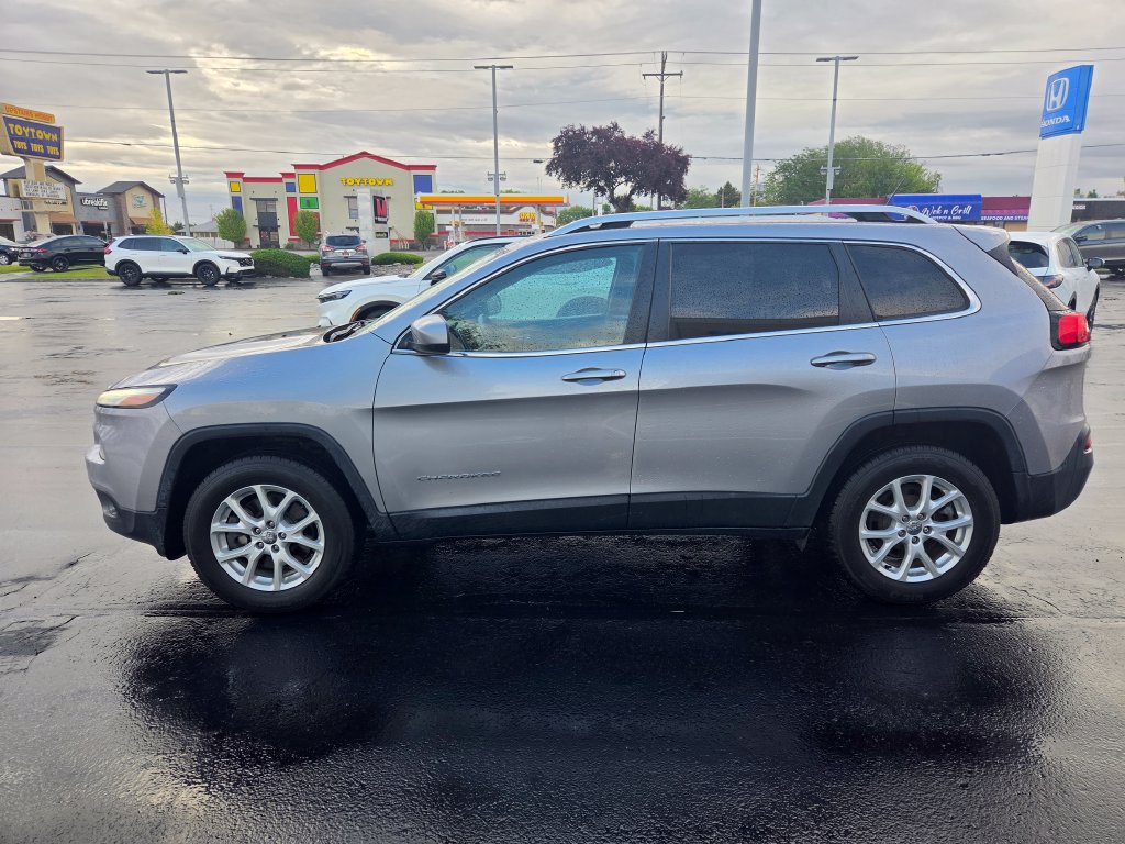 Used 2018 Jeep Cherokee Latitude w/ Safety Group AWD/4WD image 5