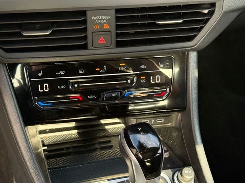 Used 2025 Volkswagen Jetta SE FWD image 17