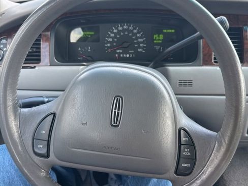 Used 1999 Lincoln Town Car Executive RWD image 11
