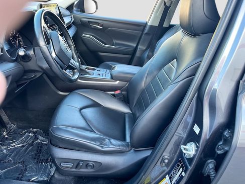 Used 2020 Toyota Highlander XLE AWD/4WD image 19
