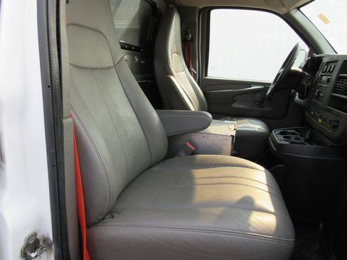 Used 2015 Chevrolet Express 2500 RWD image 14