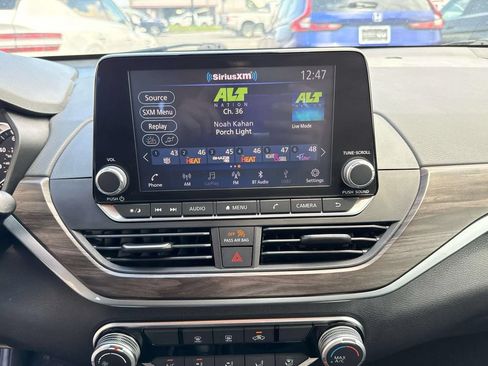 Used 2025 Nissan Altima 2.5 SV FWD image 24