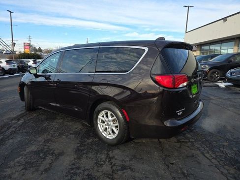 Used 2017 Chrysler Pacifica Touring image 4