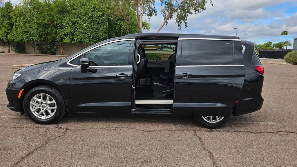 Used 2022 Chrysler Pacifica Touring-L FWD image 25