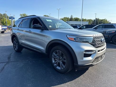 Used 2023 Ford Explorer XLT w/ Equipment Group 202A AWD/4WD image 7