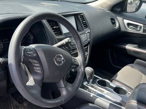 Used 2020 Nissan Pathfinder SL FWD image 4