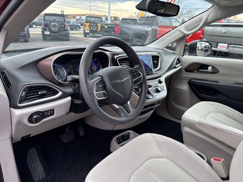 Used 2017 Chrysler Pacifica Touring FWD image 16