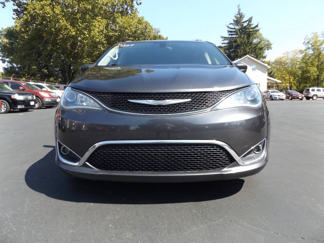 Used 2017 Chrysler Pacifica Touring-L FWD image 3