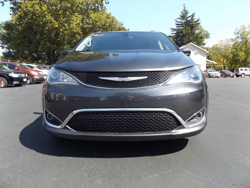Used 2017 Chrysler Pacifica Touring-L FWD image 3