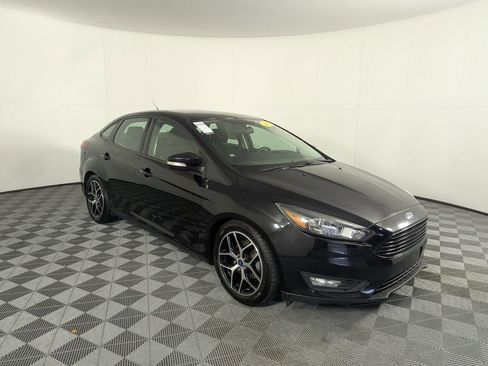 Used 2017 Ford Focus SE image 2