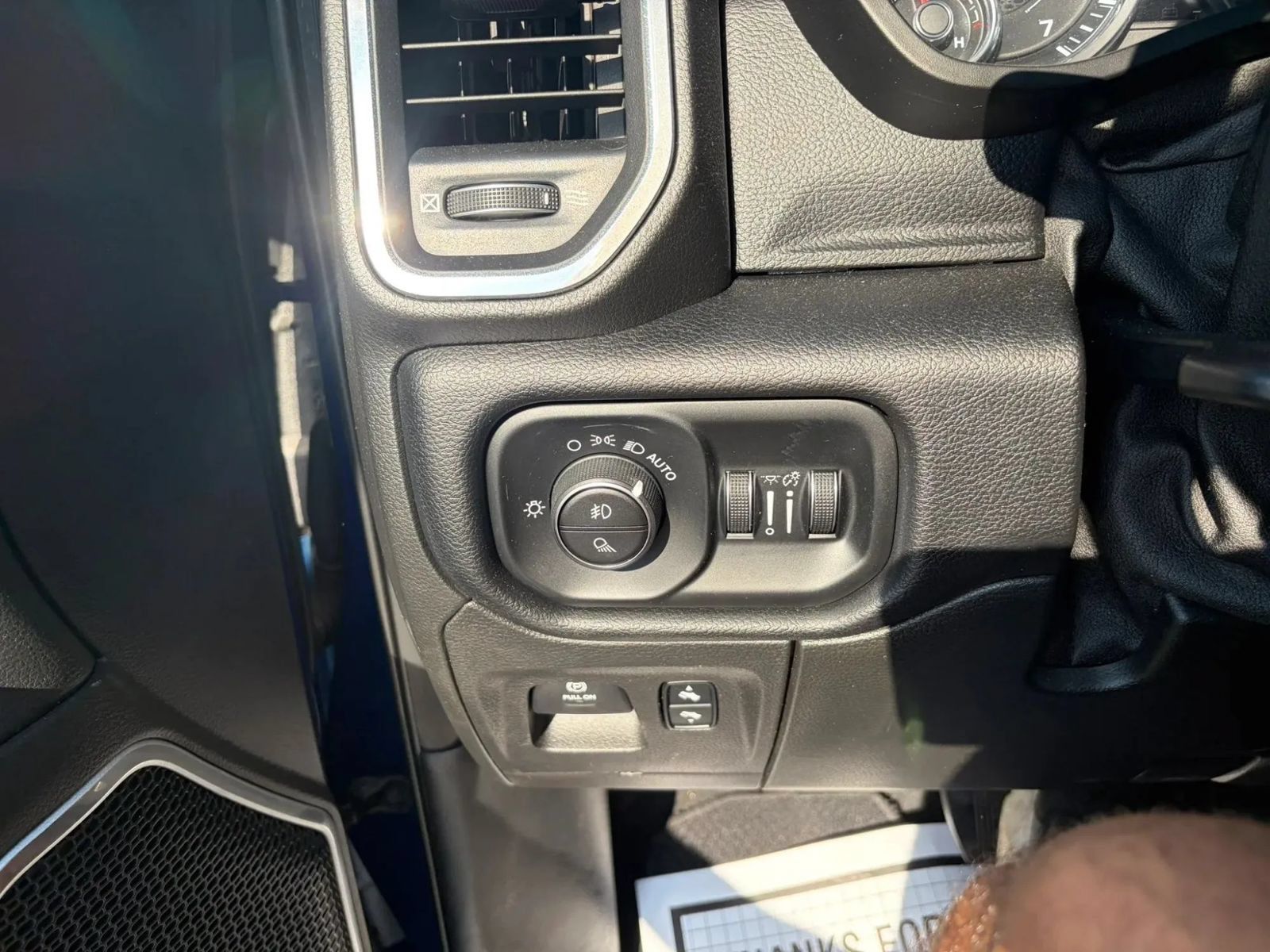 Used 2019 RAM 1500 Laramie w/ Sport Appearance Package AWD/4WD image 21