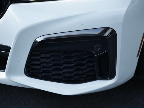 Used 2022 BMW 750i xDrive w/ Luxury Rear Seating Package image 13