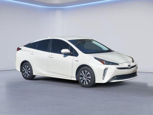 Used 2019 Toyota Prius XLE AWD/4WD image 3