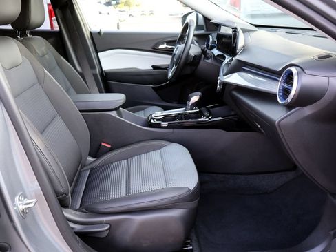 Used 2025 Chevrolet Trax LT w/ LT Convenience Package FWD image 22