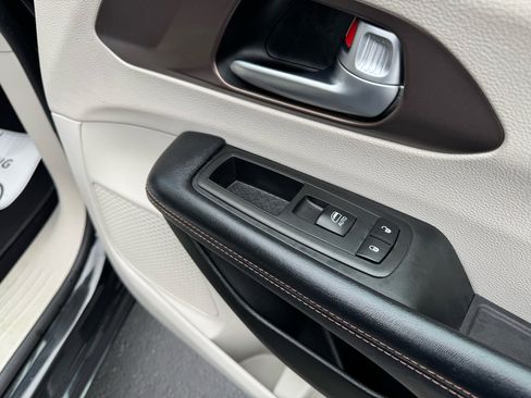 Used 2018 Chrysler Pacifica LX image 34