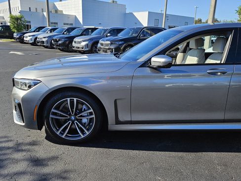 Used 2022 BMW 740i xDrive w/ M Sport Package image 9