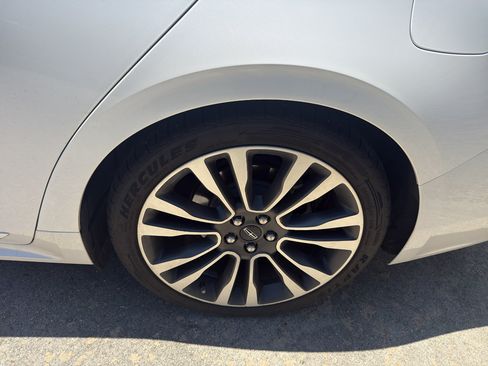 Used 2018 Lincoln Continental Select w/ Continental Climate Package AWD/4WD image 9