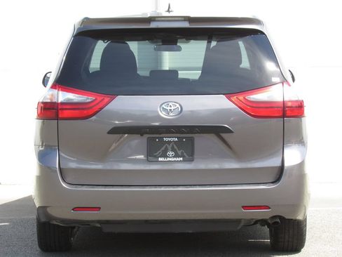 Certified 2020 Toyota Sienna L FWD image 7