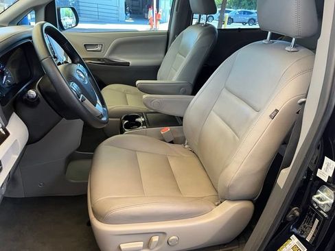 Used 2019 Toyota Sienna XLE Premium w/ Carpet Mat Package FWD image 15