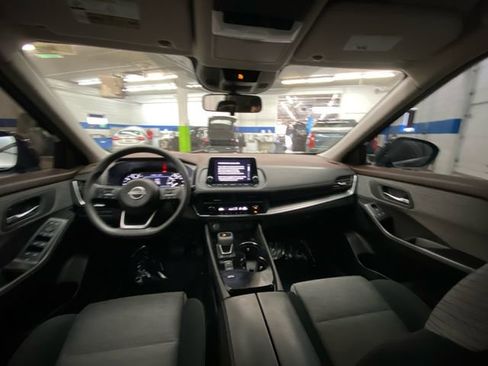 Used 2023 Nissan Rogue SV image 25