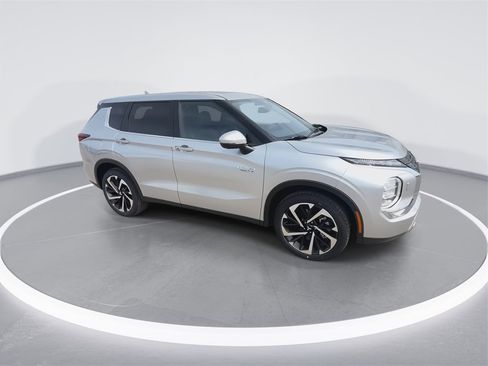 New 2025 Mitsubishi Outlander SE image 2