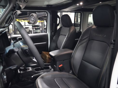 Used 2024 Jeep Wrangler Sahara w/ Technology Group image 32