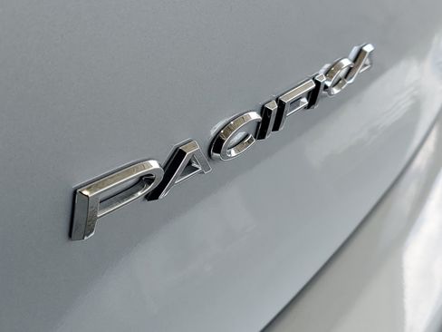Used 2023 Chrysler Pacifica Touring-L w/ Uconnect Theater Family Group FWD image 5