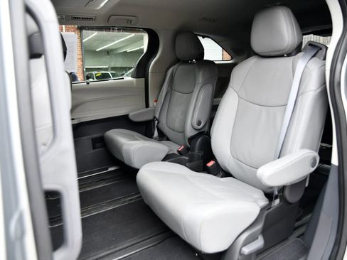 Used 2024 Toyota Sienna Limited image 16