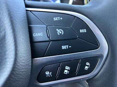 Used 2024 Chrysler Pacifica Limited FWD image 14