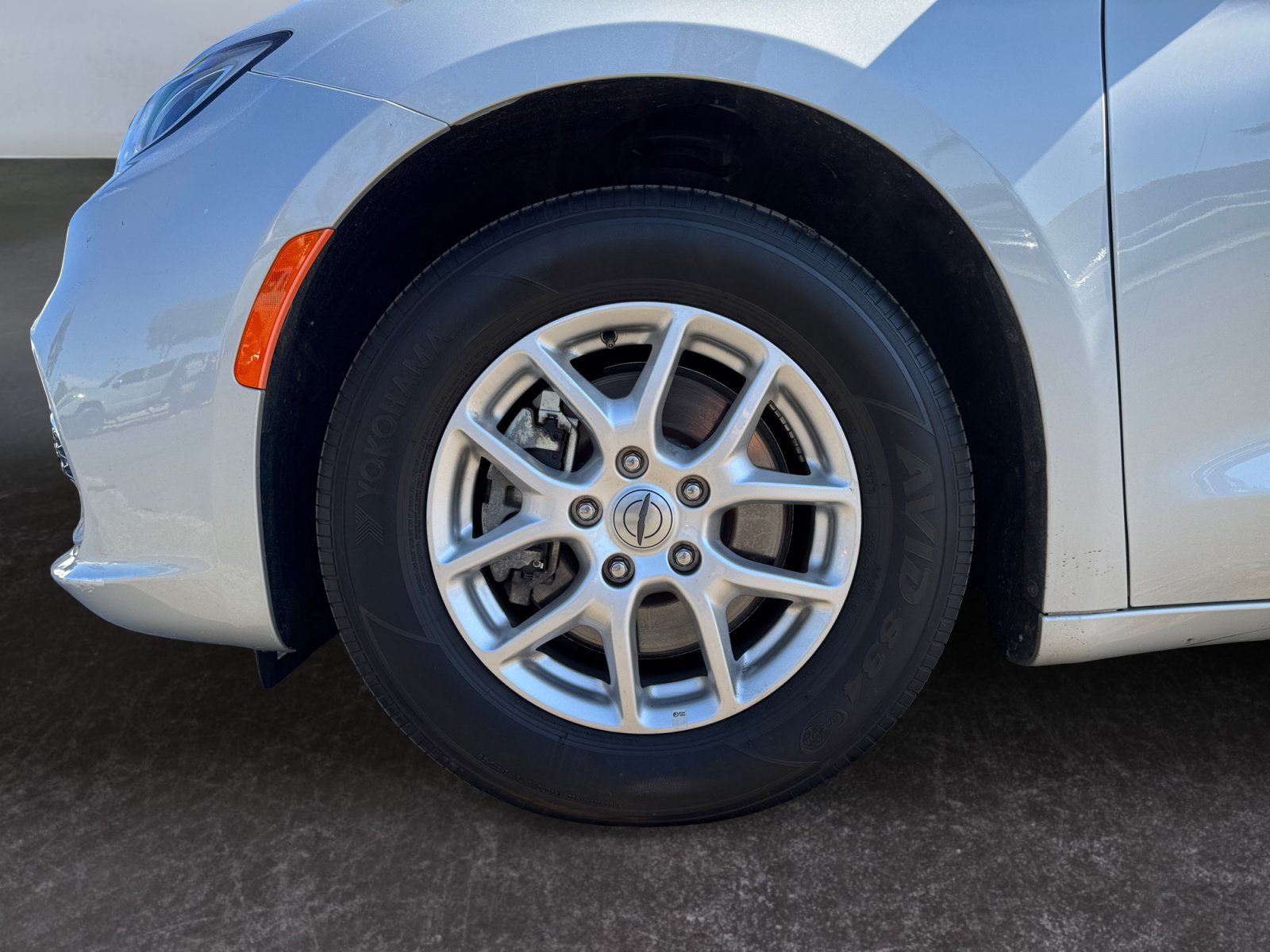 Used 2024 Chrysler Pacifica Touring-L FWD image 14