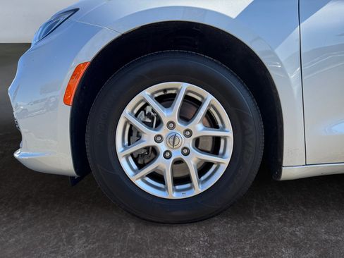 Used 2024 Chrysler Pacifica Touring-L FWD image 14