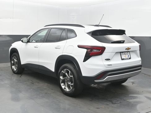 Used 2025 Chevrolet Trax LT w/ LT Convenience Package FWD image 8