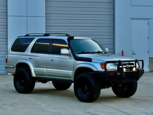 Used 2000 Toyota 4Runner SR5 image 1