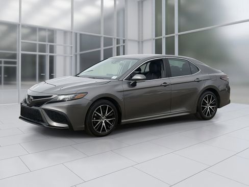 Used 2024 Toyota Camry SE image 35