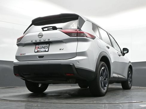 Used 2024 Nissan Rogue SV FWD image 39