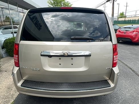 Used 2008 Chrysler Town & Country Limited image 23
