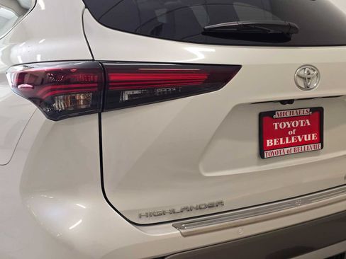 Certified 2025 Toyota Highlander Platinum AWD/4WD image 7